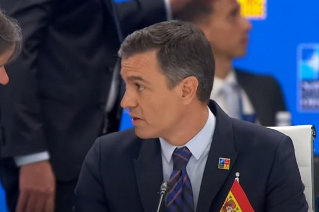 pedro sanchez cumbre otan madrid 2022 efe bandera revés