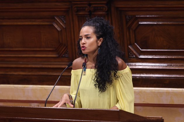 Jessica González Herrera común PODEMOS, Debate y votación decreto del catalán Parlamento atril / Foto: Sergi Alcàzar