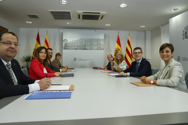 Reunión mesa|tabla de Diálogo en la Moncloa Vilagrà, Torrent, Elena, Garriga Bolaños, Díaz, Iceta, Rodríguez Efe