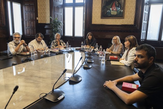 Laura Borràs president la reunió de la mesa del  parlament, quan es decideix sis serà suspesa/ Montse Giralt