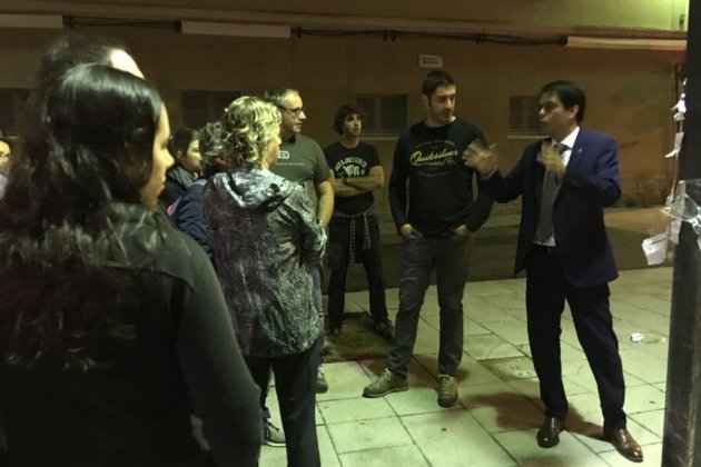 Alcalde Marc Castells d'Igualada fent la ronda pels punts de votació.