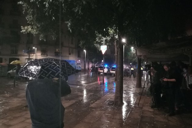 lectors Fa mitja hora que han arribat els mossos i  s'han mantingut a certa distància del colegi electoral