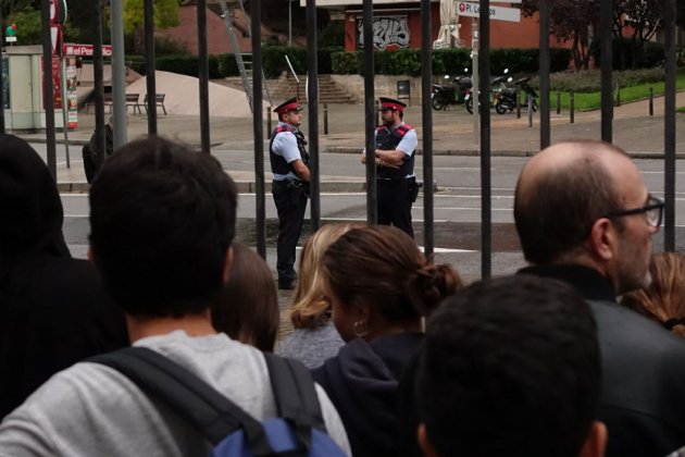 Mossos vigilant Institut Joan Brossa Roberto Lázaro 02