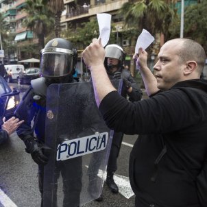 1-O referendum policia Nacional paperetes  - Sergi Alcazar