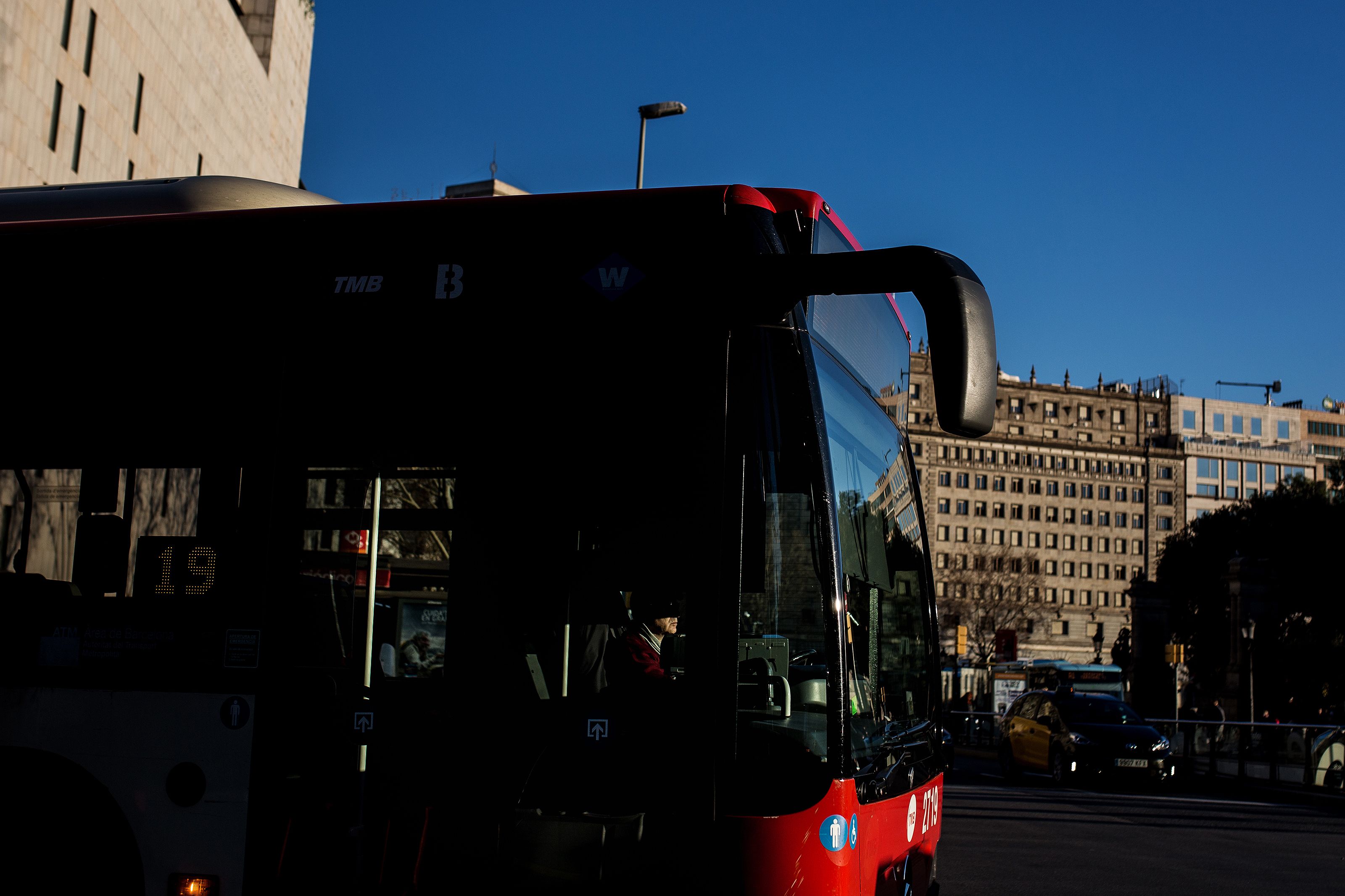 Autobusos al ralentí, pràctica d’alguns conductors de TMB que el Síndic de Barcelona vol aturar