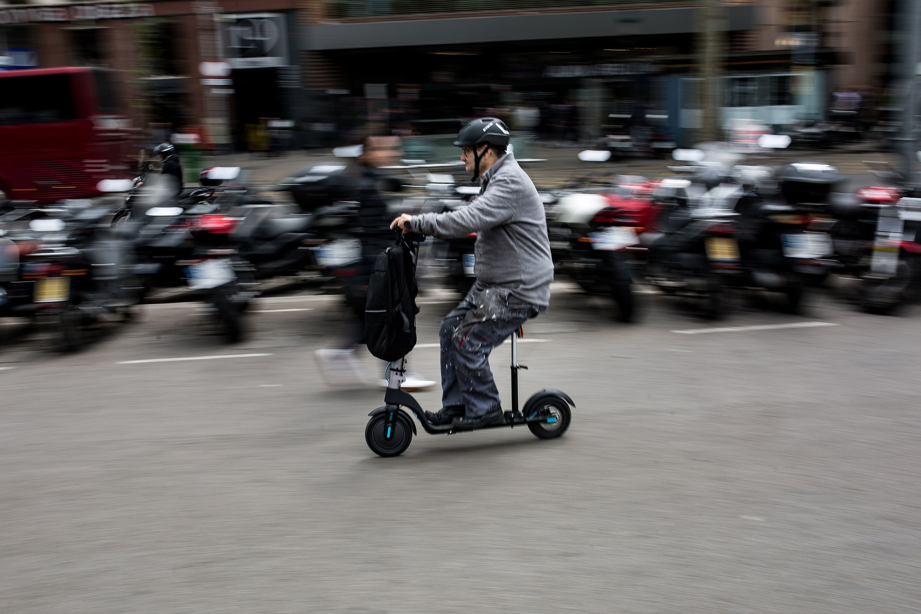 Gairebé 2.500 multes per circular en patinet elèctric sense casc en un mes d’obligatorietat a Barcelona