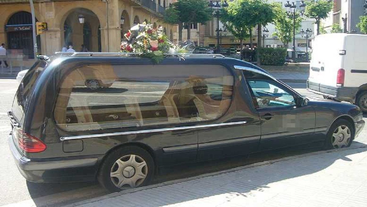 Una funerària polonesa perd un cadàver que cau del cotxe fúnebre en plena carretera