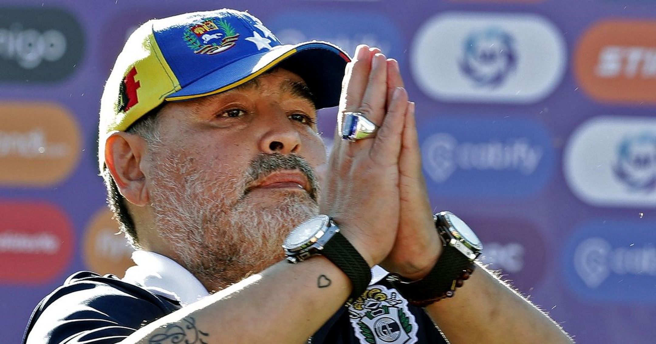 Maradona reaparece en Nápoles: grabado en vídeo en silla de ruedas. "No estaba muerto"