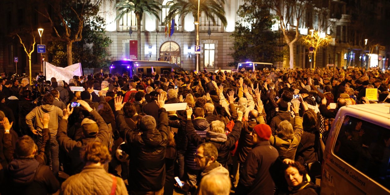 Rebuig Davant Les Delegacions Del Govern Espanyol “1 O Ni Oblit Ni Perdó” 5216