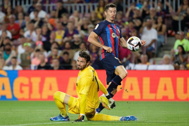 Robert Lewandowski Dimitrievski Barça Rayo Vallecano / Foto: EFE Robert Lewandowski Dimitrievski Barça Rayo Vallecano / Foto: EFE