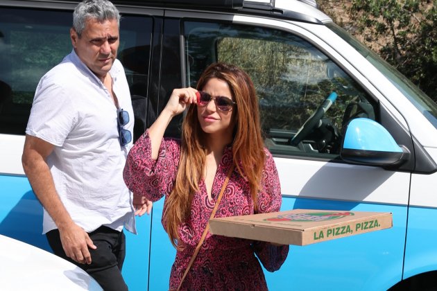 Shakira con pizza y su hermano Tonino Mebarak, GTRES
