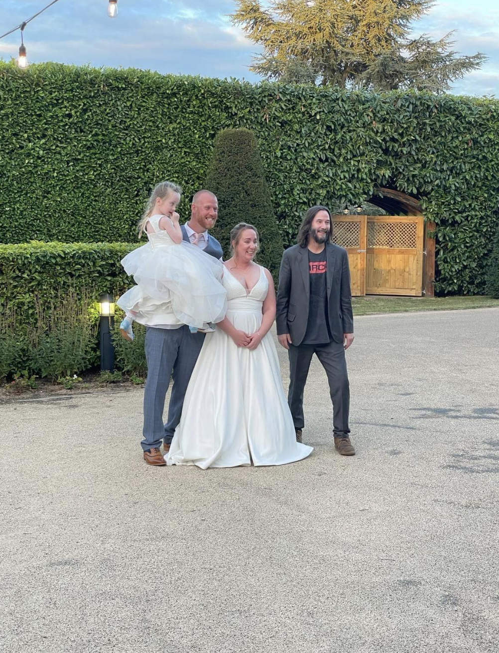 Keanu Reeves en la boda de una pareja anónima