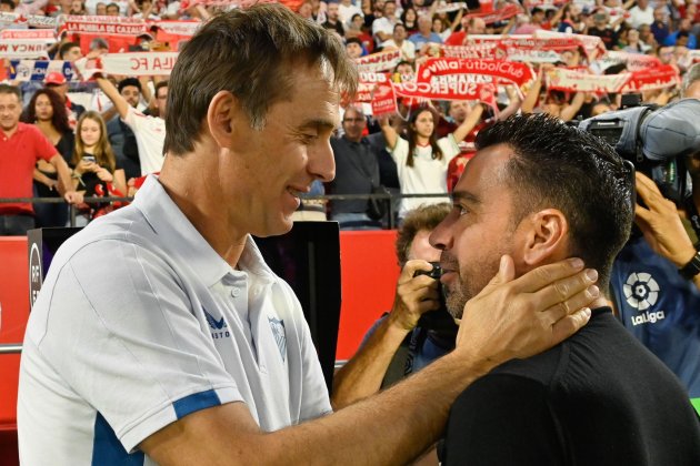 Julen Lopetegui Xavi Hernandez abracen sonrien abans partit Sevilla Barca / Foto: EFE