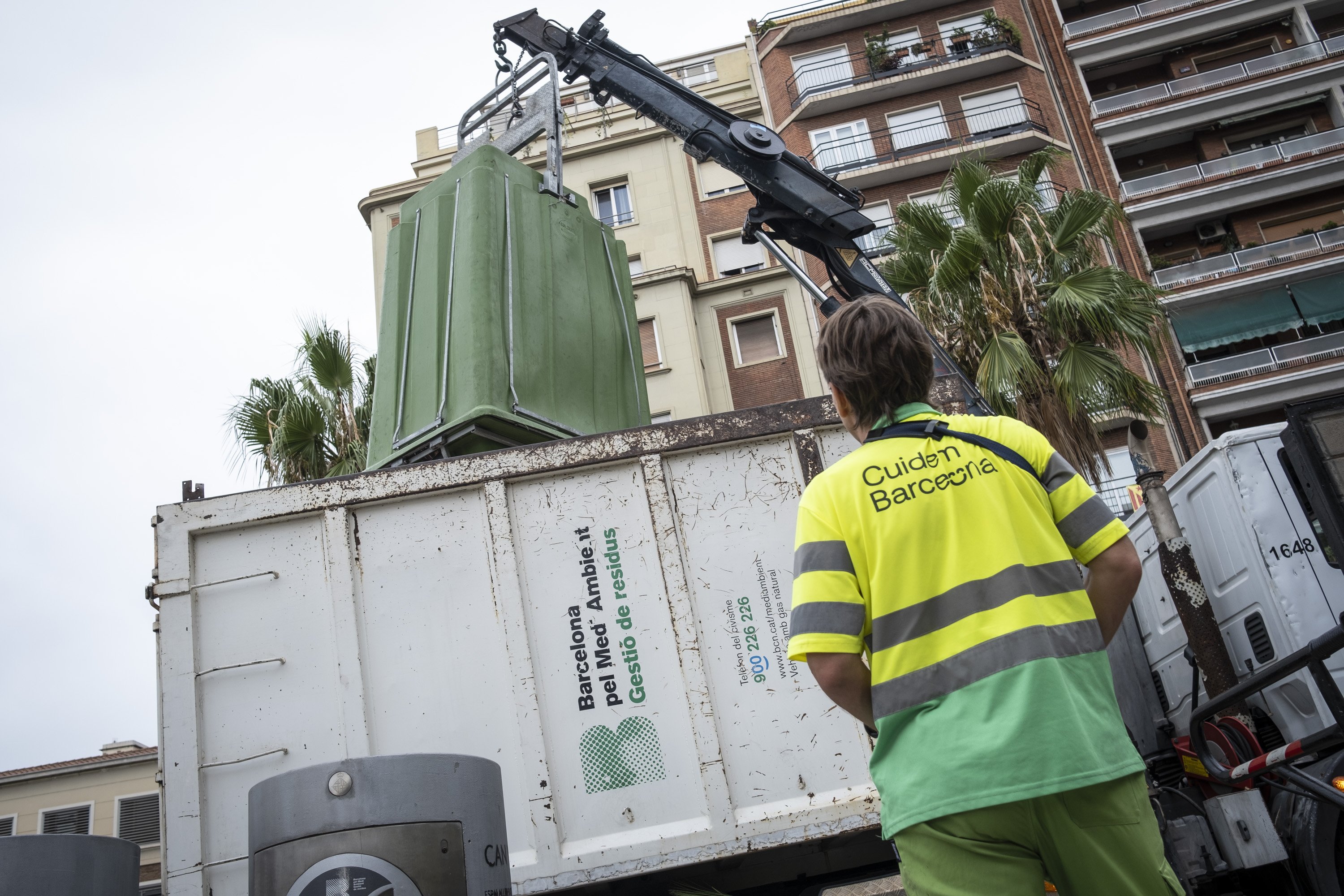 El Ayuntamiento de Barcelona llama a desconvocar la huelga de basuras: "La ciudad no se lo merece"