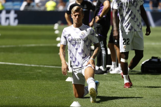Toni Kroos calentamiento Real Madrid / Foto: EFE