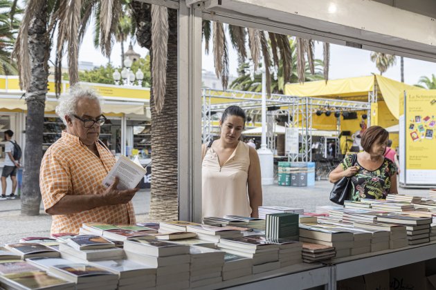 setmana del llibre en català gent llibres / Foto: Montse Giralt