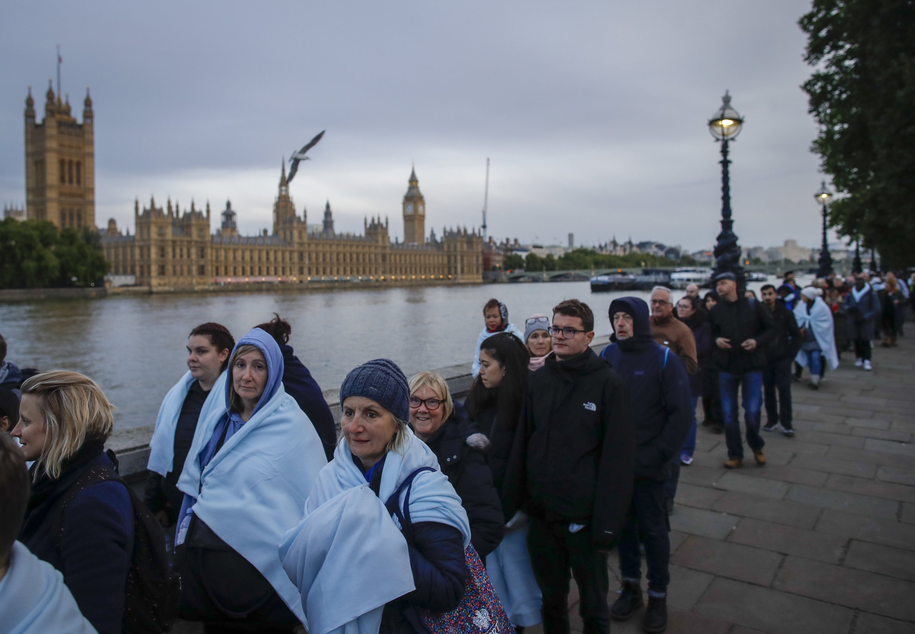 Cues per accedir a la capella ardent d'Elisabet II / Foto: Efe