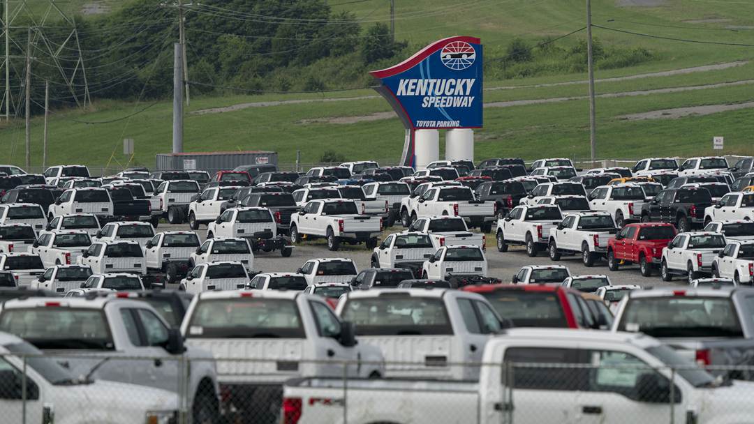 Ford aparca desenes de milers de cotxes sense acabar en un circuit de Kentucky