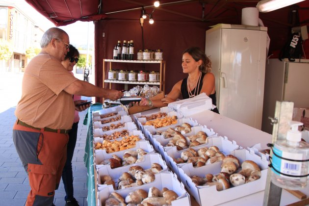 Puesto del Mercado de la Seta de Cal Rosal con dos clientes pagando | Foto: ACN