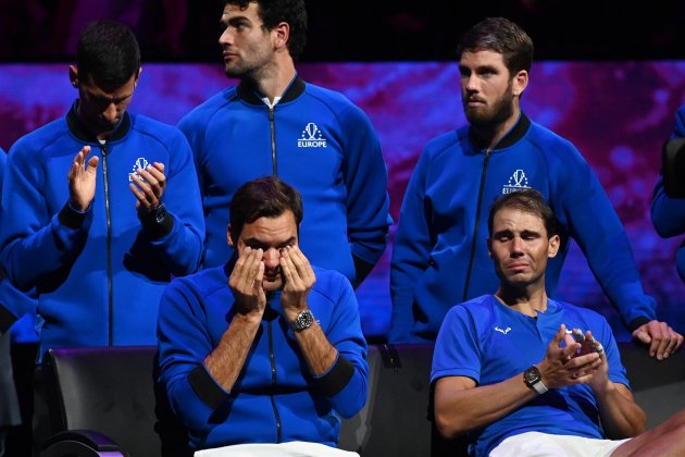 Roger Federer se despide Rafa Nadal llorando / Foto: Andy Rain/Efe