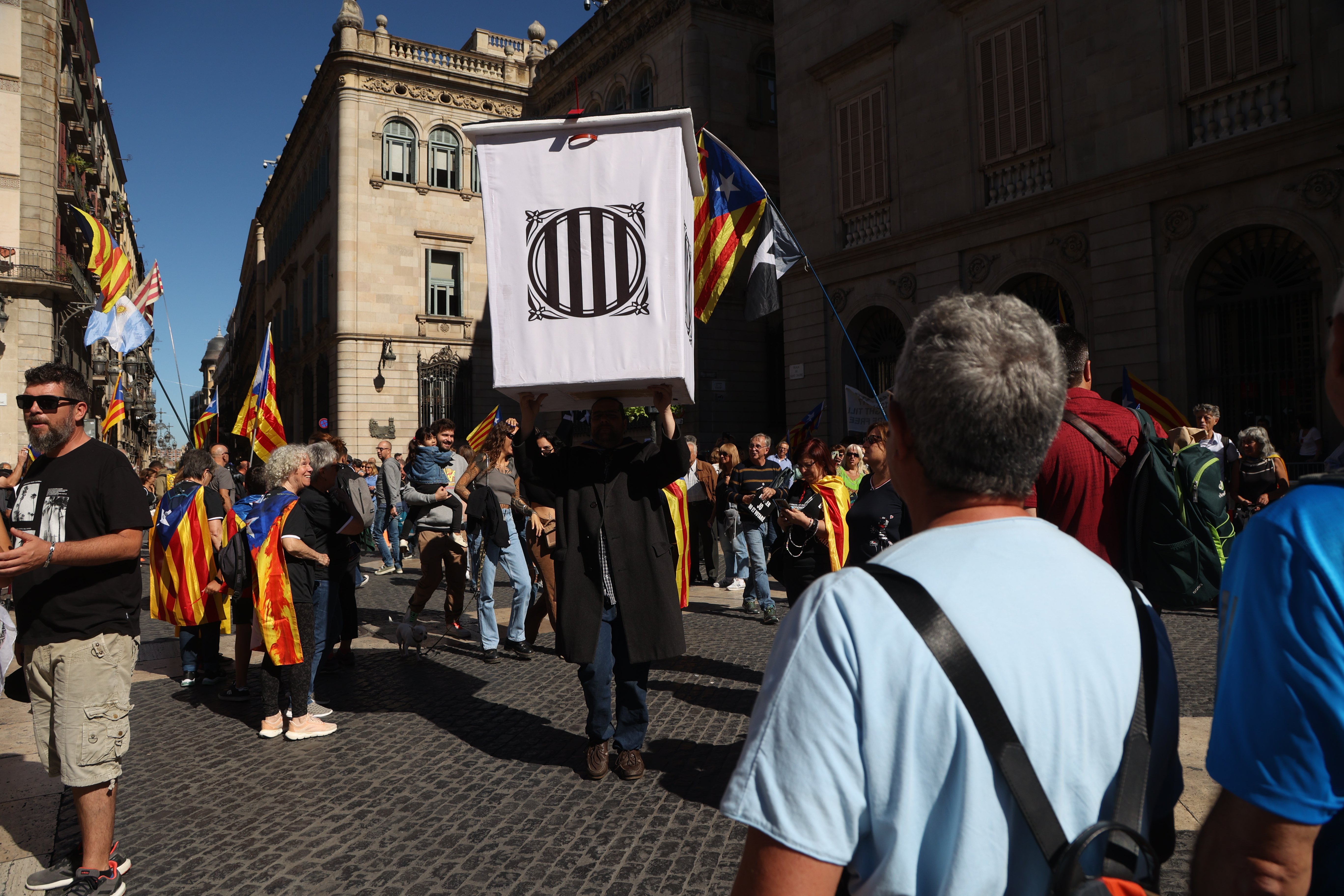 plaça Sant Jaume mur urnes ambient / Foto: Montse Giralt