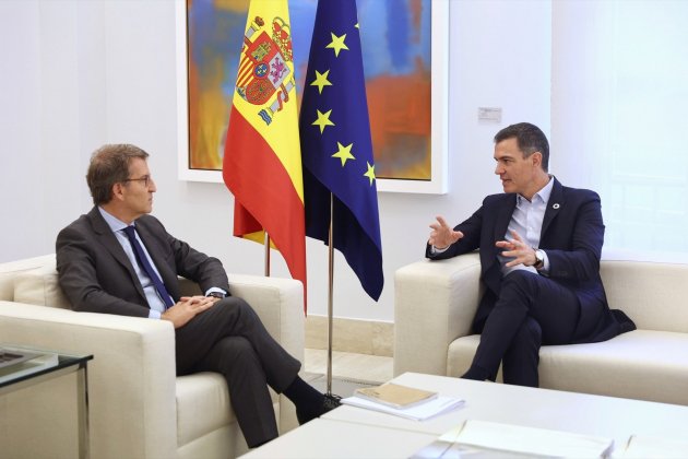 El presidente del Partido Popular Alberto Núñez Feijóo y el presidente del Gobierno, Pedro Sánchez, durante una reunión en La Moncloa. / Foto: Eduardo Parra / Europa Press El presidente del Partido Popular Alberto Núñez Feijóo y el presidente del Gobierno, Pedro Sánchez, durante una reunión en La Moncloa. / Foto: Eduardo Parra / Europa Press