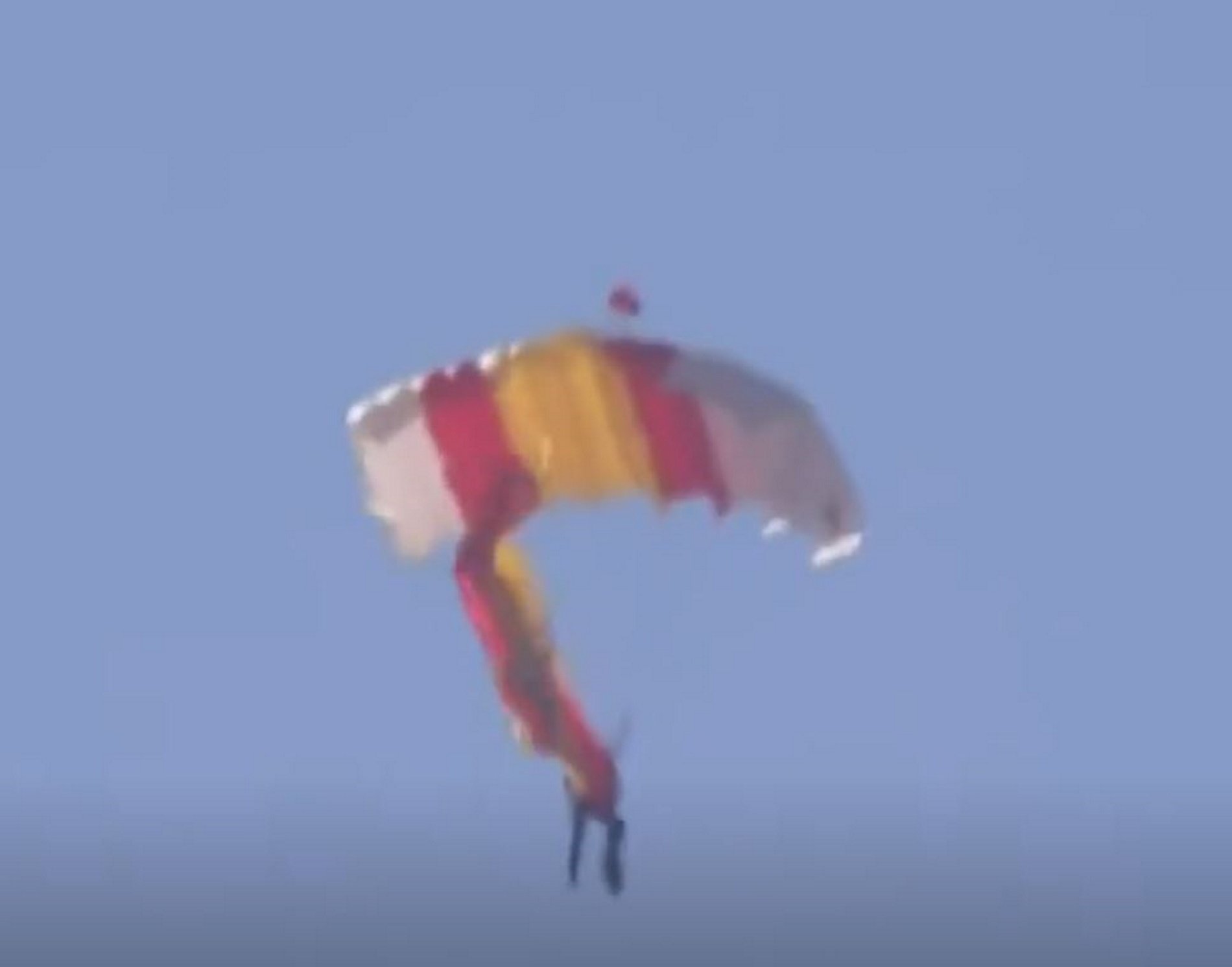 Nueva pifia de un paracaidista con una bandera española por el 12-O I VÍDEO