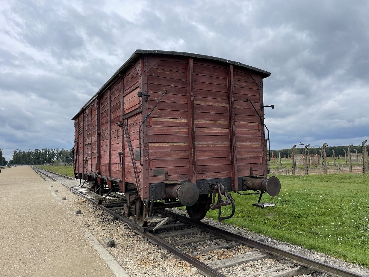 Tren de passatgers a l'entrada d'Auschwitz Birkenau