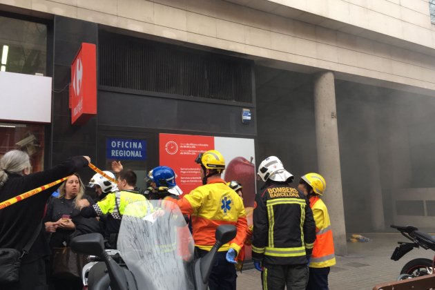 Bomberos desalojando a los vecinos del edificio de la calle Berlín Marta EM Bomberos desalojando a los vecinos del edificio de la calle Berlín Marta EM
