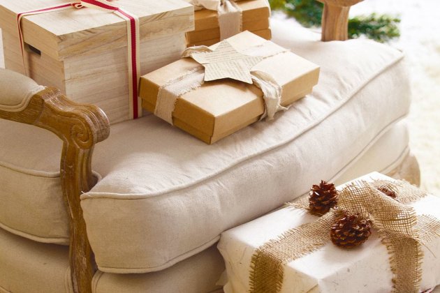 detalle de regalos de navidad con cajas de madera y de carton 62ff0cc2 1333x2000
