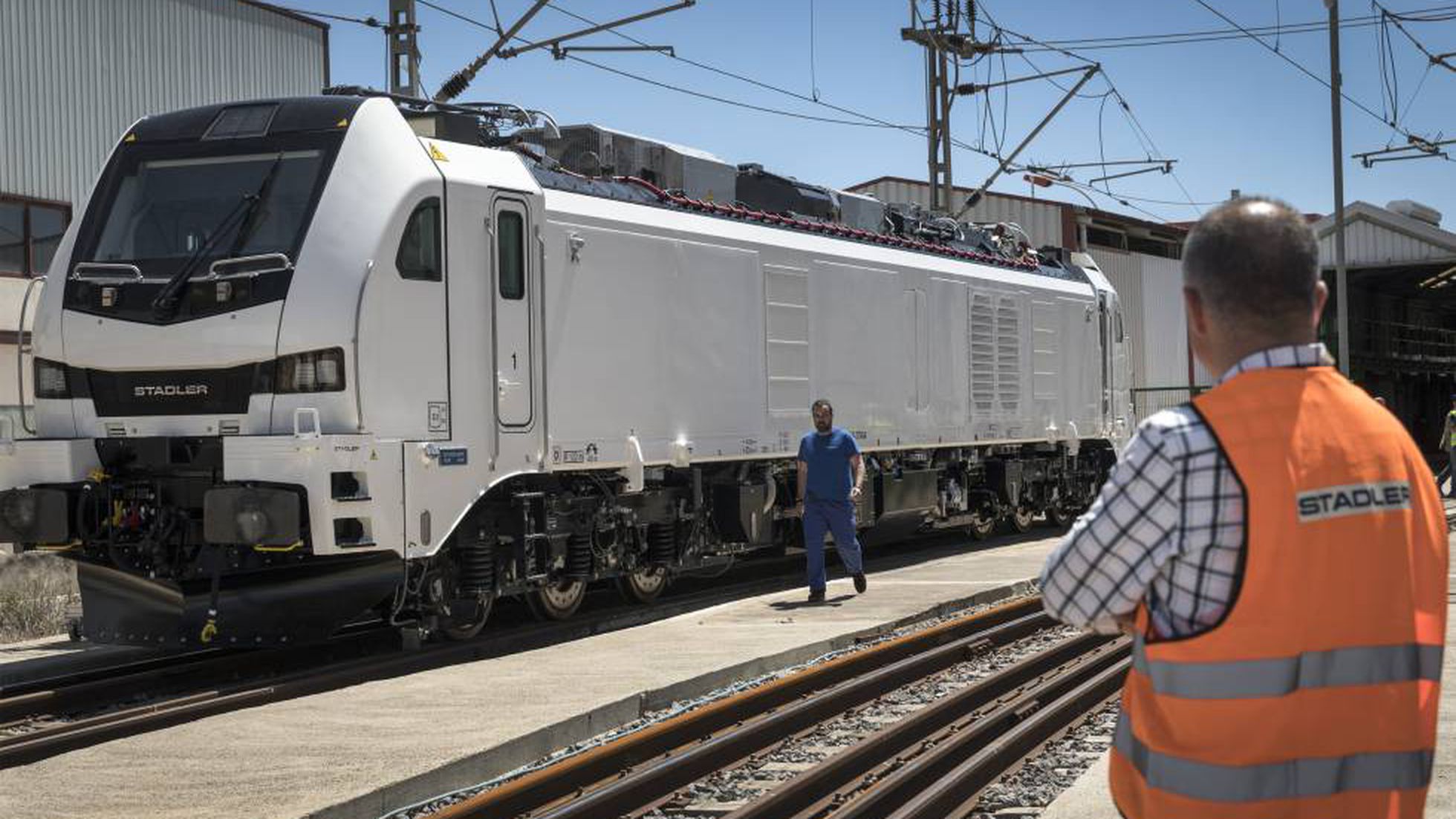 Adif contracta 15 locomotores per a la seva xarxa ferroviària convencional i 28 per a la d'alta velocitat