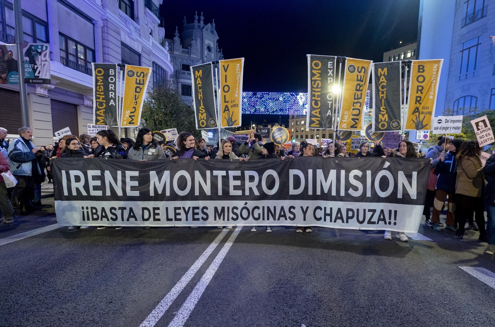 Gritos y pancartas de "Montero dimisión" en la manifestación feminista de Madrid