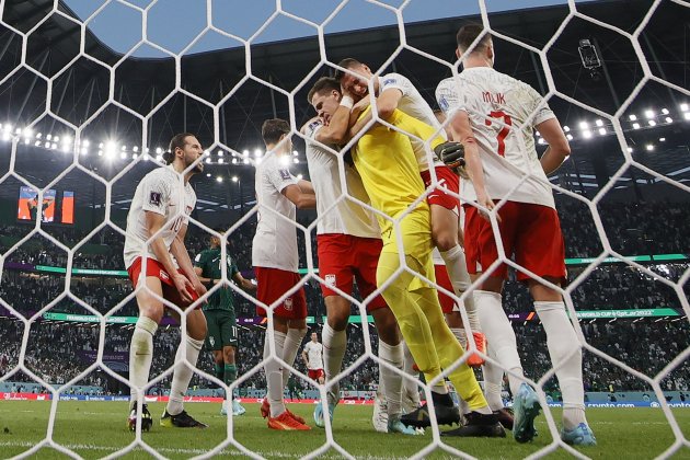 Polonia celebra penalti parado Szczesny / Foto: EFE - Ronald Wittek