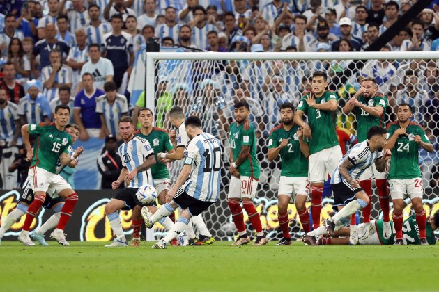 Messi xutant una falta amb l'Argentina contra Mèxic / Foto: EFE