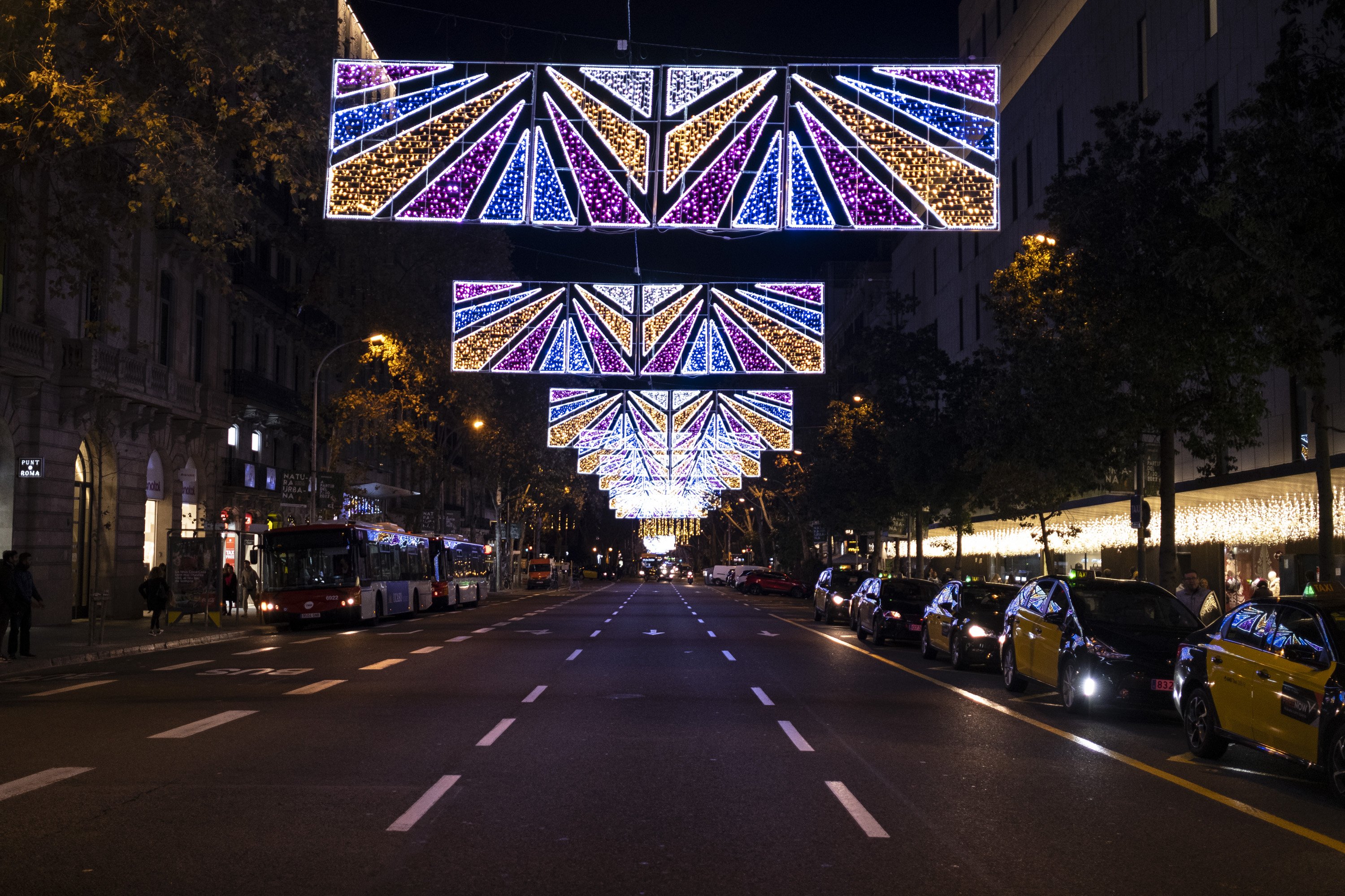 El alumbrado de Navidad de Barcelona amplía su horario en una hora más