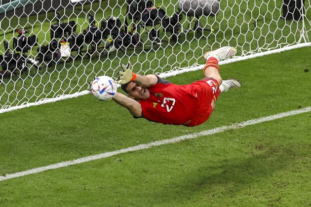 Emiliano Martínez parando penalti Argentina cuartos final Mundial / Foto: EFE - Jose Sena Goulao