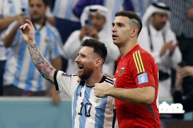 Emiliano Martínez Leo Messi celebrando clasificación Argentina / Foto: EFE - Rungroj Yongrit