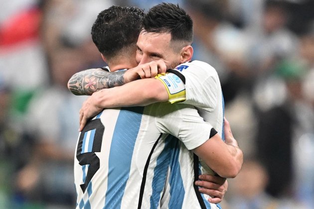 Leo Messi abraza Julián Álvarez gol Argentina Mundial Qatar / Foto: EFE