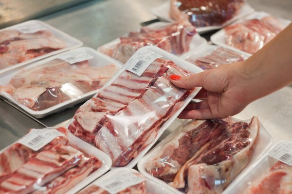 El impuesto al plástico ya está aquí y hará que la carne y la fruta suban