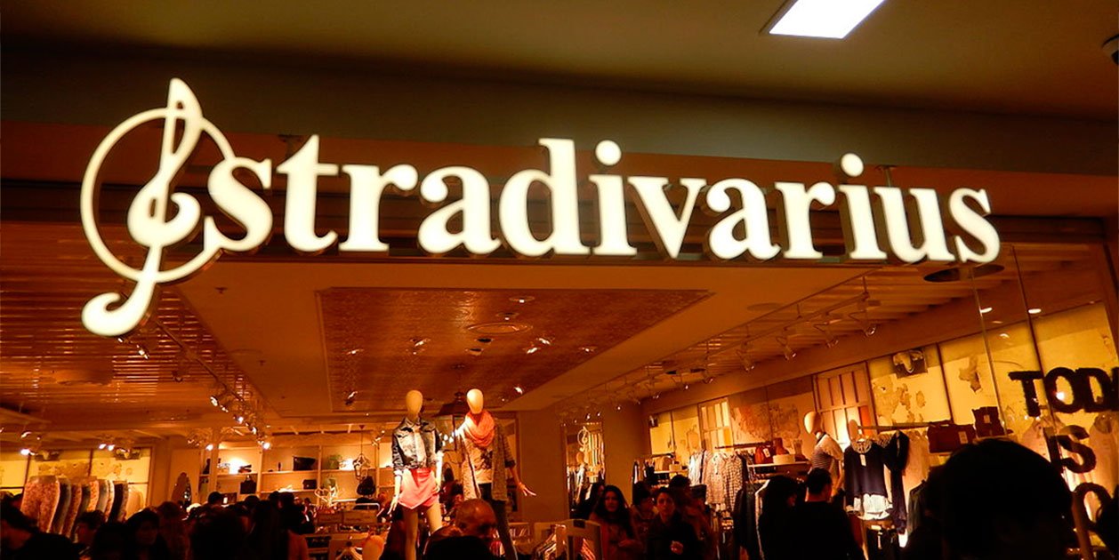 L'abric de les dones de classe alta costa menys de 50 euros en Stradivarius
