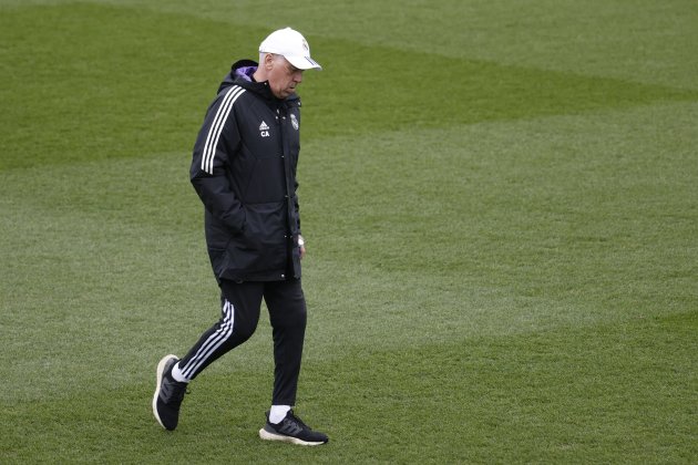 Carlo Ancelotti en un entrenamiento cono el Real Madrid / Foto: EFE