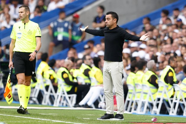 Xavi Hernández queixant-se en el Santiago Bernabéu / Foto: EFE