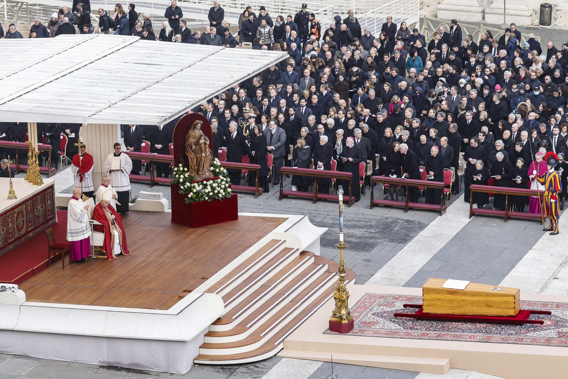 papa Francisco delante del ataúd de Benedicto XVI 