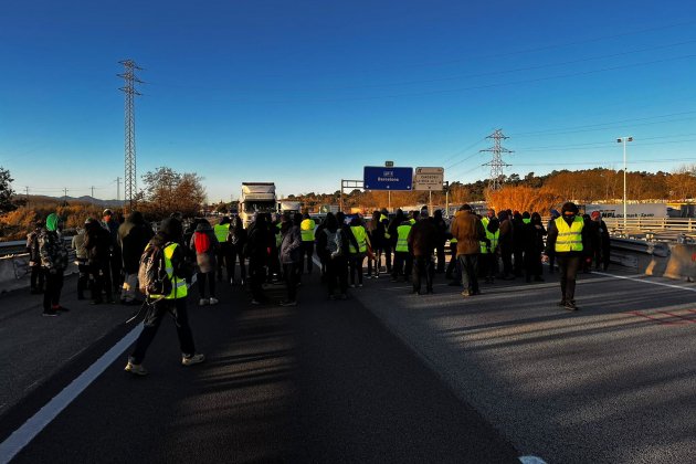 manifestantes cortan carretera cimera sanchez macron ACN