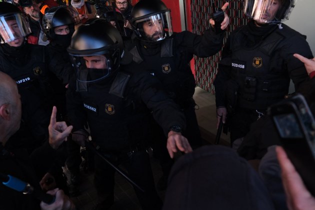 manifestantes mossos tensión cimera hispanofrancesa foto carlos baglietto