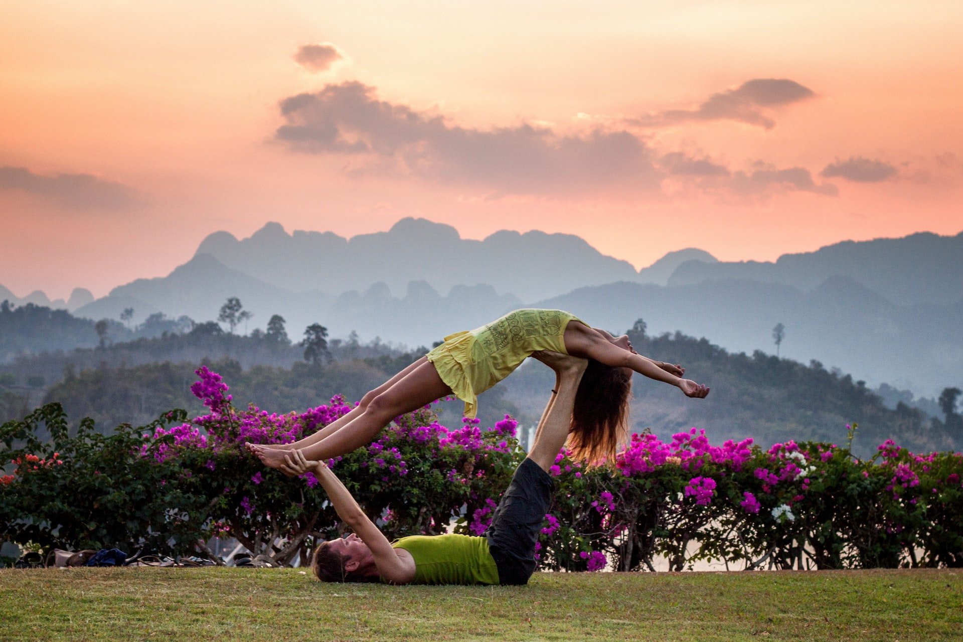 Posturas de yoga para hacer en pareja