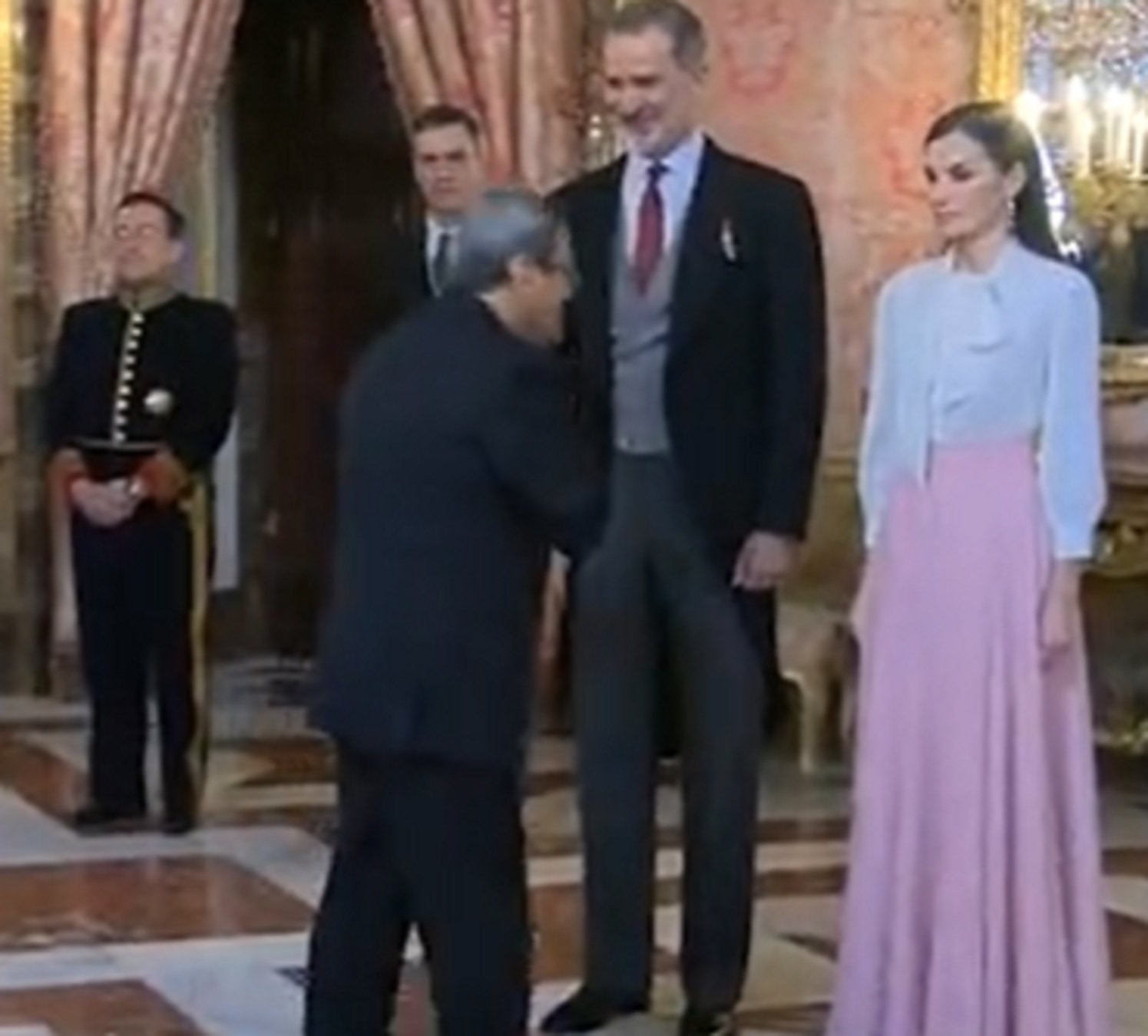 Momento exacto en el que Hassan saluda a Letizia   Casa Real