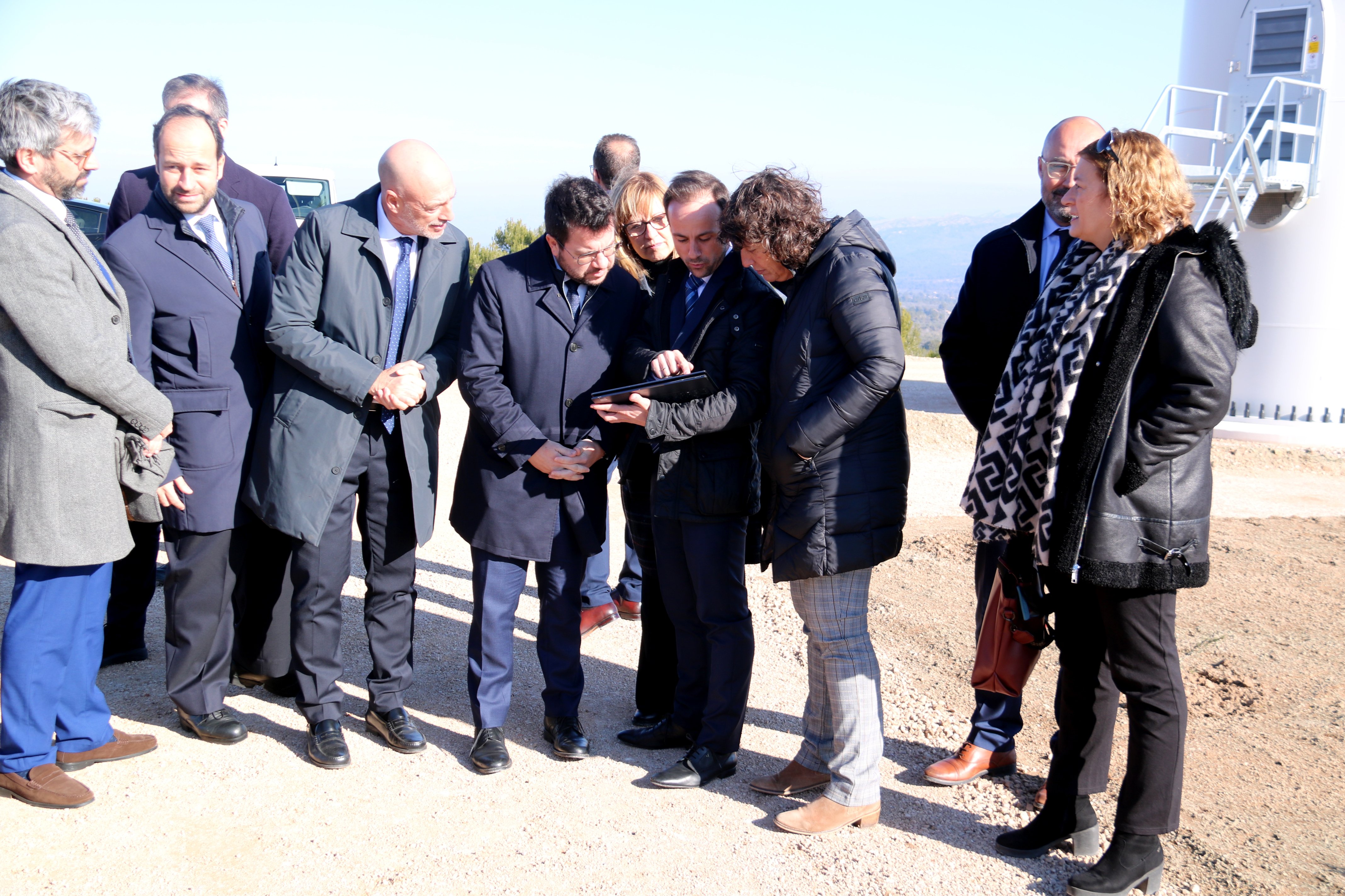 Pere Aragonès inaugura dos aerogeneradores en el Perelló