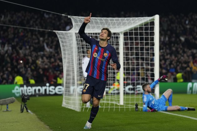 Marcos Alonso celebra gol davant de Manchester United / Foto: EFE - Alejandro Garcia