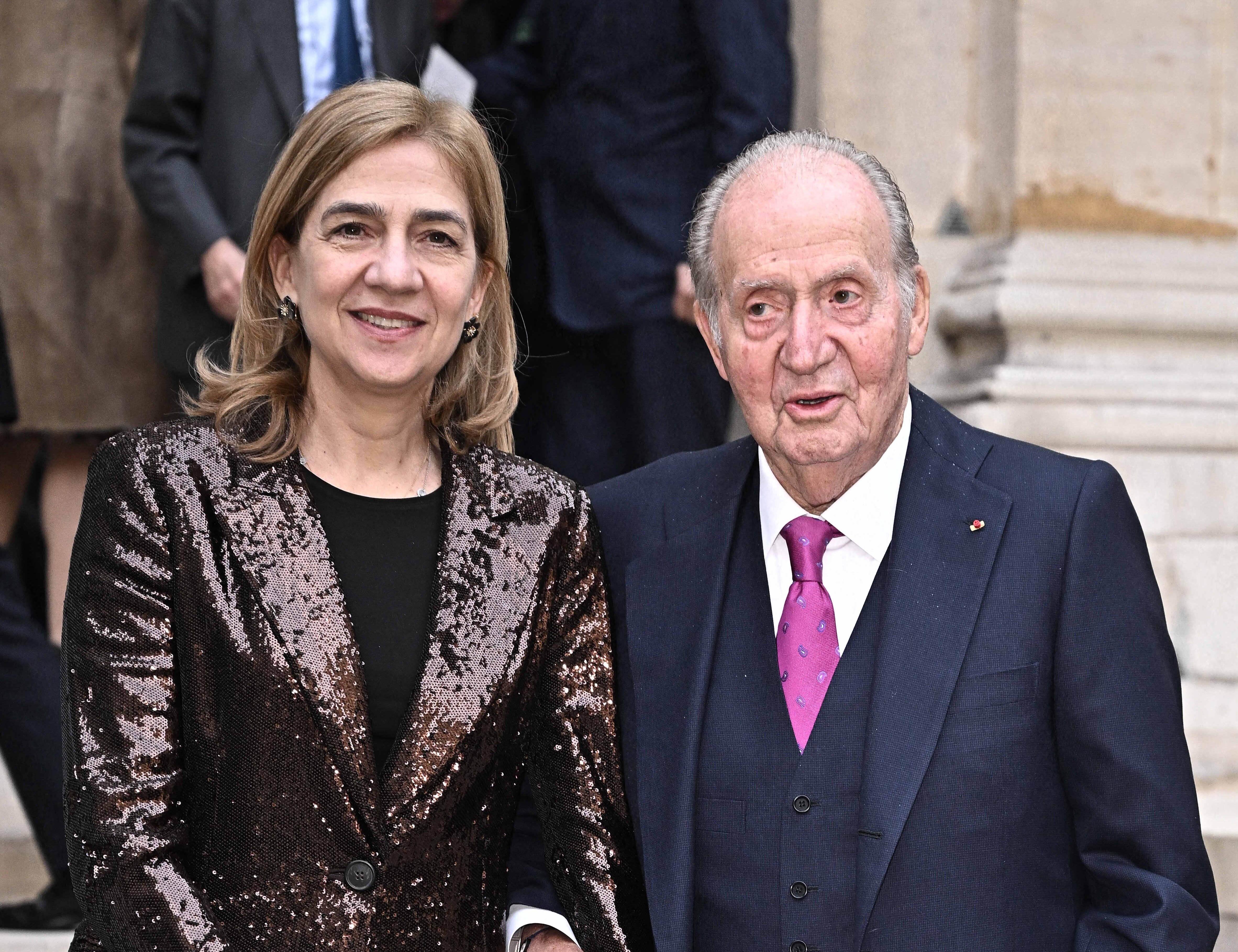 Juan Carlos I asegura la herencia de las infantas Elena y Cristina creando una fundación en el extranjero